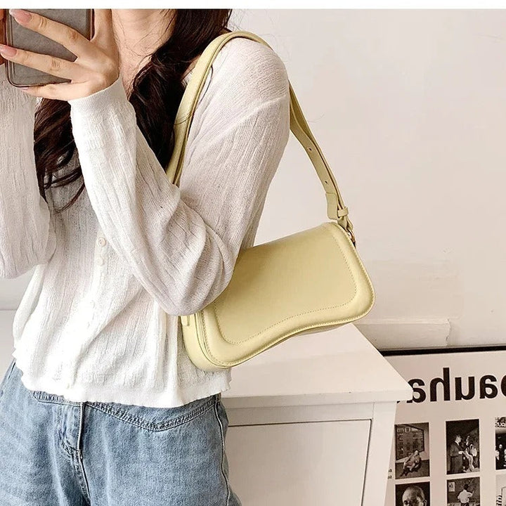 Cadence | Borsa in pelle vegana con patta ondulata