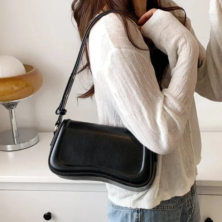 Cadence | Borsa in pelle vegana con patta ondulata