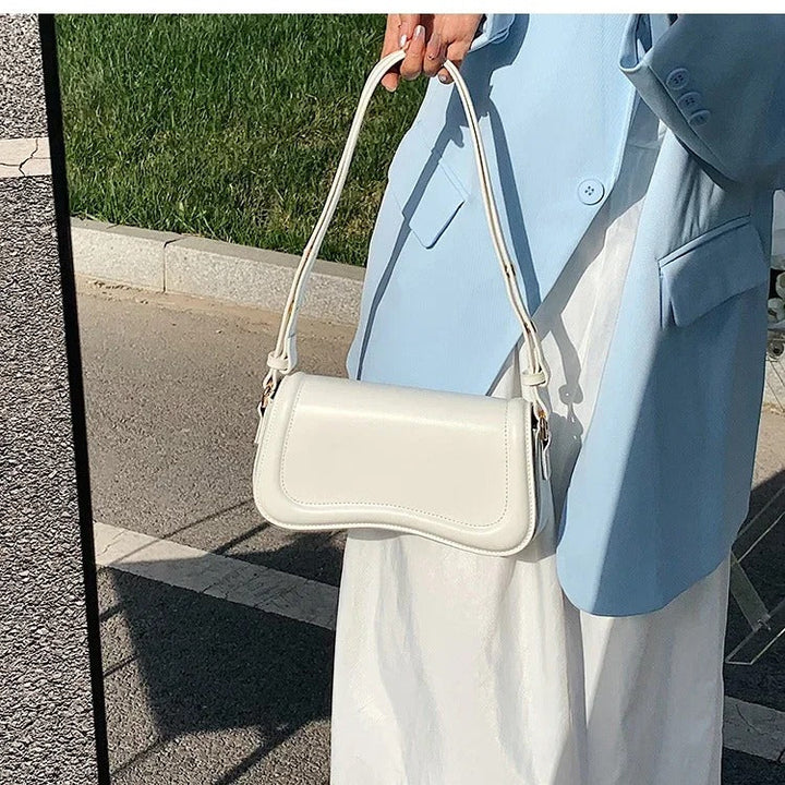 Cadence | Borsa in pelle vegana con patta ondulata