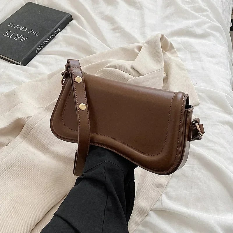 Cadence | Borsa in pelle vegana con patta ondulata