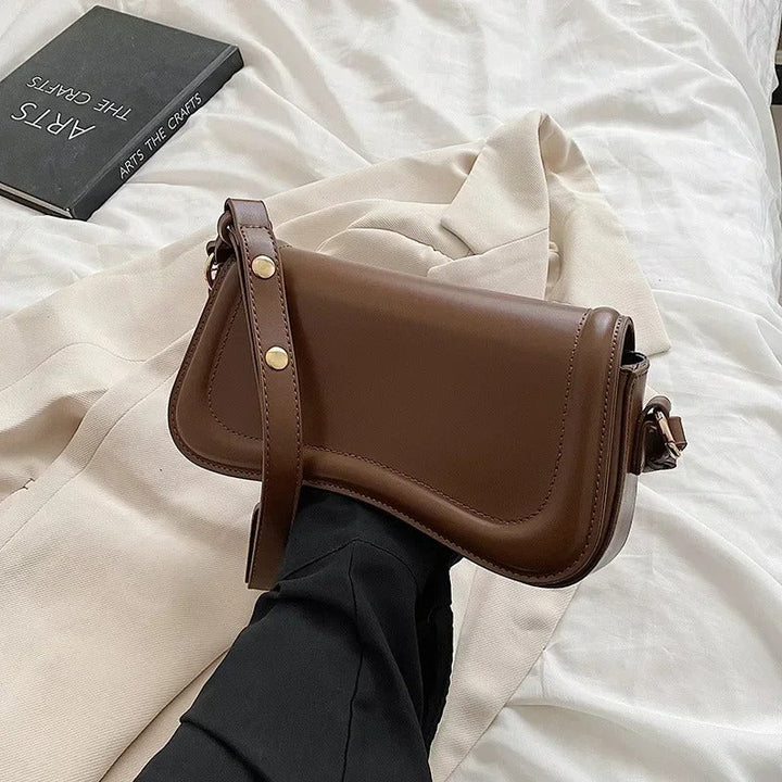 Cadence | Borsa in pelle vegana con patta ondulata