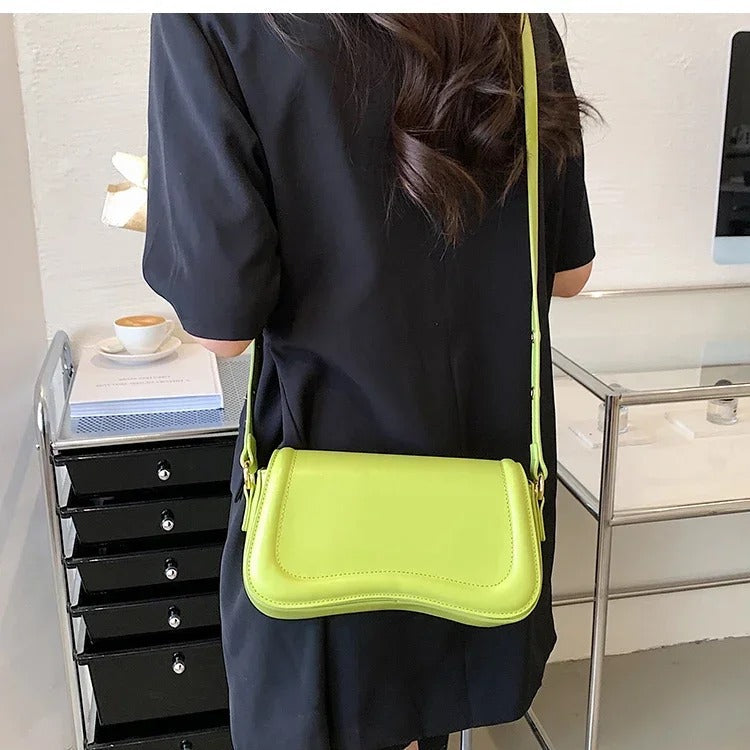Cadence | Borsa in pelle vegana con patta ondulata