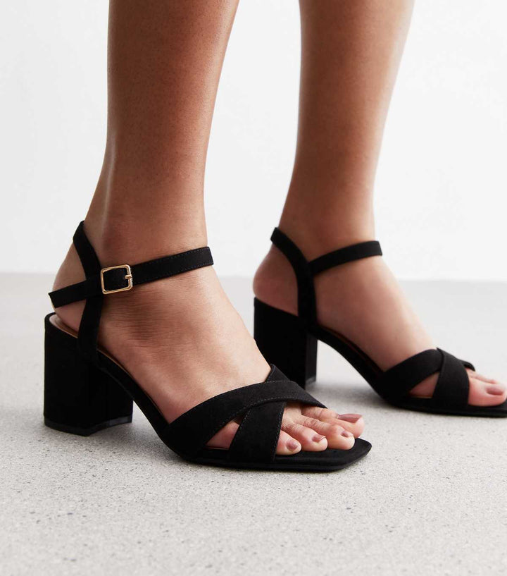 Sandali neri in suedette a pianta larga con tacco largo e doppia fascia | New Look